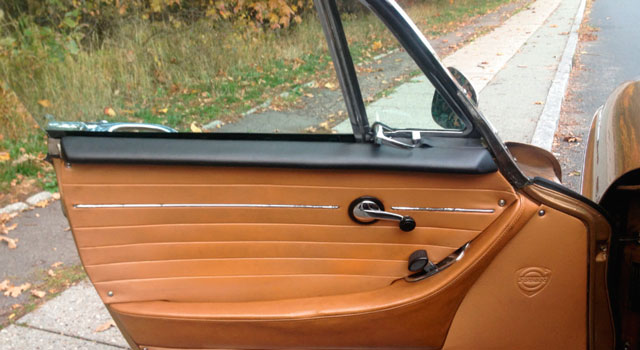 volvo-p1800s-interior